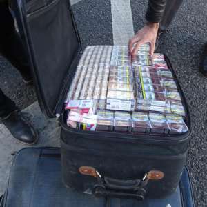 Peste 50.000 de țigarete ascunse în bagaje,  descoperite într-un microbuz în PTF Calafat