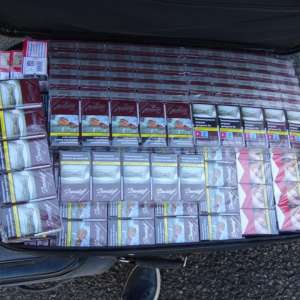 Peste 50.000 de țigarete ascunse în bagaje,  descoperite într-un microbuz în PTF Calafat