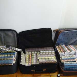 Peste 50.000 de țigarete ascunse în bagaje,  descoperite într-un microbuz în PTF Calafat