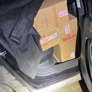 Mașină încărcată cu 7.300 pachete de țigări, descoperită la Straja