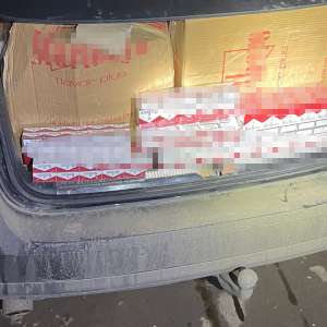 Mașină încărcată cu 7.300 pachete de țigări, descoperită la Straja