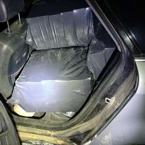 Focuri de armă și urmărire pe zăpadă pentru a opri o mașină încărcată cu țigări de contrabandă