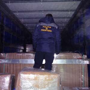 Articole vestimentare și marochinărie, susceptibile a fi contrafăcute,  descoperite într-un autocamion în P.T.F. Calafat
