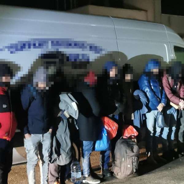 26 de cetăţeni străini, depistați ascunși în două autoutilitare la Nădlac I și II