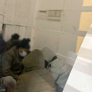 26 de cetăţeni străini,  depistați ascunși în două autoutilitare la Nădlac I și II