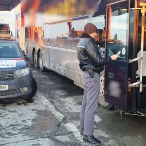 Urmărit pentru infracţiuni de violenţă în familie, depistat de poliţiştii de frontieră la P.T.F. Stânca