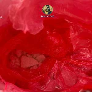 O jumătate de kilogram de substanțe interzise, descoperite într-un autoturism, într-o localitate din Maramureş