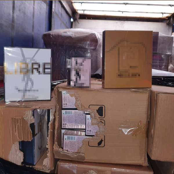 Parfumuri contrafăcute, în valoare de peste 300.000 lei, descoperite de polițiștii de frontieră giurgiuveni