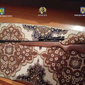 Patru persoane arestate preventiv, în urma unor percheziţii în judeţul Tulcea la o grupare specializată în traficul de droguri de risc şi de mare risc