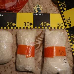 Maramureș/Aproximativ 2 kilograme de droguri găsite ca urmare a perchezițiilor efectuate într-un dosar penal de trafic de droguri de mare risc