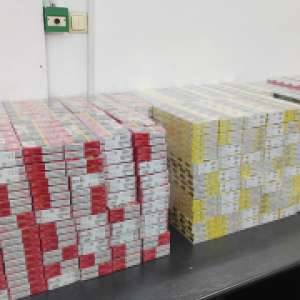 Peste 70.000 de țigarete, descoperite de polițiștii de frontieră giurgiuveni, disimulate printre bagajele personale ale șoferului unui microbuz