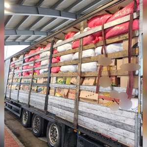 Deşeuri din Suedia, oprite la Nădlac II și Borș II. Peste 26 tone de îmbrăcăminte și mobilă second-hand