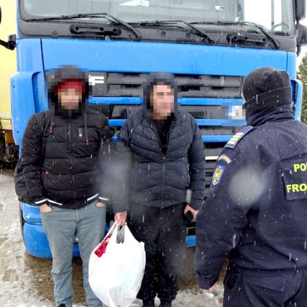 Doi cetățeni de origine siriană descoperiți ascunși într-un autocamion în PTF Bechet