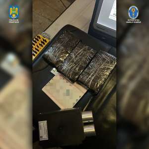 Peste 260.000 de euro și 20.000 de dolari SUA au fost descoperiți de polițiștii de frontieră, ascunși intr-un autocar turcesc