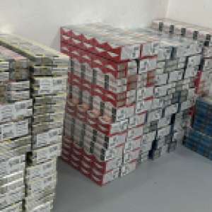 Țigarete descoperite de polițiștii de frontieră giurgiuveni, disimulate printre bagajele personale ale șoferului unui microbuz