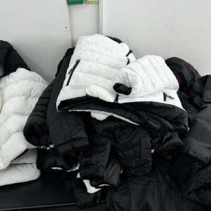 Articole vestimentare, susceptibile a fi contrafăcute,  descoperite în cala unui autocar, în P.T.F. Giurgiu