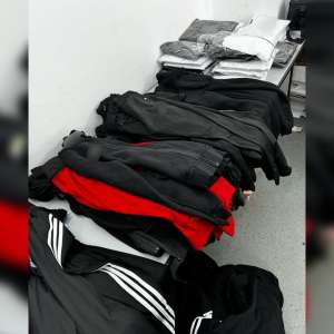 Articole vestimentare, susceptibile a fi contrafăcute,  descoperite în cala unui autocar, în P.T.F. Giurgiu