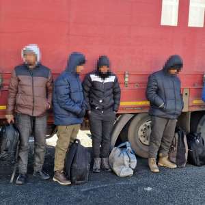 11 cetăţeni străini,  depistați ascunși în două TIR-uri la Nădlac II