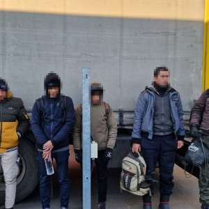 11 cetăţeni străini,  depistați ascunși în două TIR-uri la Nădlac II