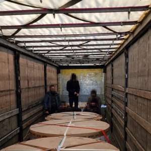 11 cetăţeni străini,  depistați ascunși în două TIR-uri la Nădlac II
