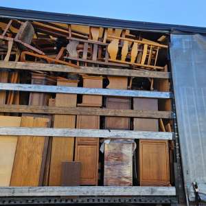 Deşeuri din  vestul Europei oprite la Nădlac II. Peste 48 de tone de mobilă și polistiren