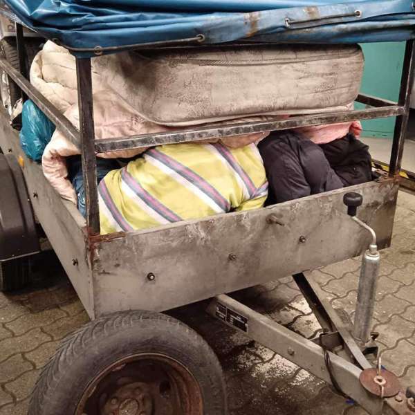 Trei bărbaţi din Bangladesh ascunși într-o remorcă, depistați în timp ce încercau să iasă ilegal din țară