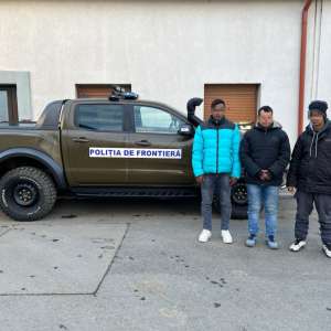 Trei bărbaţi din Bangladesh ascunși într-o remorcă, depistați în timp ce încercau să iasă ilegal din țară