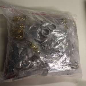 Aproximativ 19 kg de bijuterii, descoperite ascunse în bagajul de mână al unei femei, la Aeroportul Henri Coandă