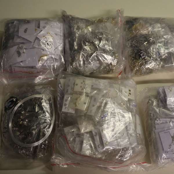 Aproximativ 19 kg de bijuterii, descoperite ascunse în bagajul de mână al unei femei, la Aeroportul Henri Coandă