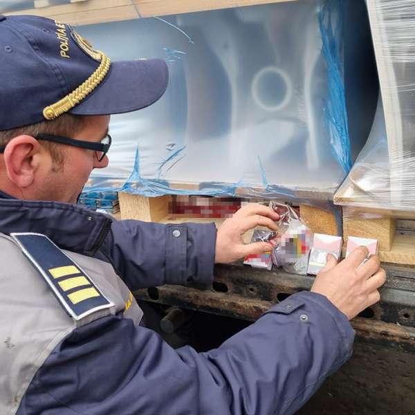 Aproximativ 30.000 de pachete cu ţigări, în valoare de peste 800.000 lei, descoperite ascunse în două TIR-uri la P.T.F. Giurgiu