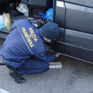 Peste 11.000 de țigarete ascunse și nedeclarate, descoperite de polițiștii de frontieră în P.T.F Calafat