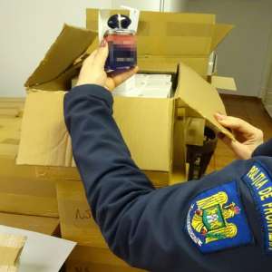 Aproximativ 1.700 de parfumuri, susceptibile a fi contrafăcute,  descoperite într-un autocamion în P.T.F. Calafat