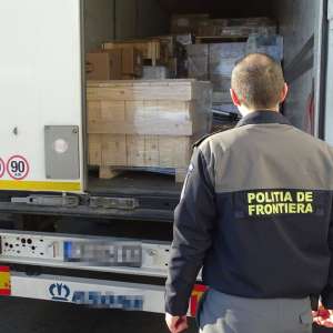 Aproximativ 1.700 de parfumuri, susceptibile a fi contrafăcute,  descoperite într-un autocamion în P.T.F. Calafat