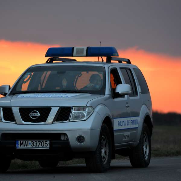 Treisprezece cetățeni străini opriți la frontiera româno-sârbă
