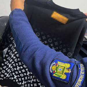 Sute de articole vestimentare susceptibile a fi contrafăcute, descoperite într-un autocamion în P.T.F. Calafat