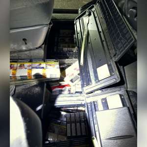 Țigarete în valoare de peste 25.000 lei, descoperite ascunse sub bancheta din spate a unui autoturism, descoperite de polițiștii de frontieră giurgiuveni