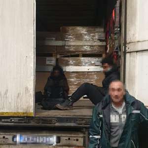 Nădlac: Opt cetățeni străini depistați într-un TIR și la ,,zona verde”