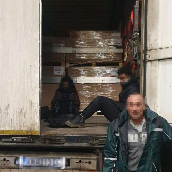 Nădlac: Opt cetățeni străini depistați într-un TIR și la zona verde