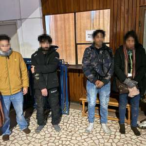 Nădlac: Opt cetățeni străini depistați într-un TIR și la ,,zona verde”