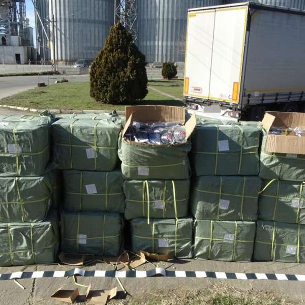 Peste 1.700 perechi de încălțăminte susceptibile a fi contrafăcute, descoperite într-un ansamblu rutier în PTF Bechet