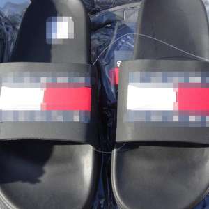 Peste 1.700 perechi de încălțăminte susceptibile a fi contrafăcute, descoperite într-un ansamblu rutier în P.T.F. Bechet