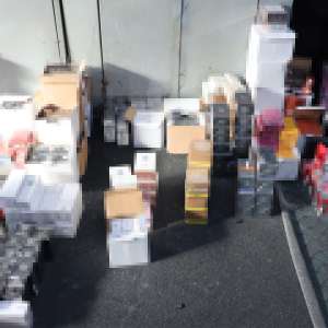 Peste 1.600 de bunuri susceptibile a fi contrafăcute și 700 pachete de țigări, descoperite într-un autocar în PTF Giurgiu