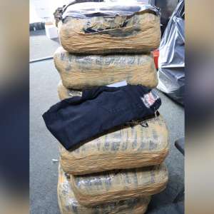 Peste 1.600 de bunuri susceptibile a fi contrafăcute și 700 pachete de țigări, descoperite într-un autocar în PTF Giurgiu