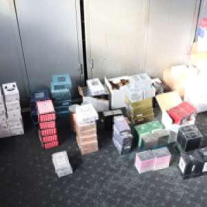 Peste 1.600 de bunuri susceptibile a fi contrafăcute și 700 pachete de țigări, descoperite într-un autocar în PTF Giurgiu