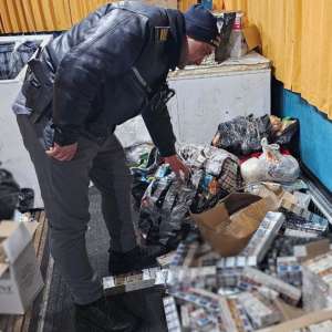Țigări de contrabandă, disimulate în colete, descoperite într-un autocar, la controlul de frontieră