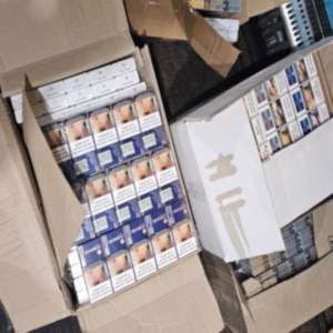 Țigări de contrabandă, disimulate în colete, descoperite într-un autocar, la controlul de frontieră