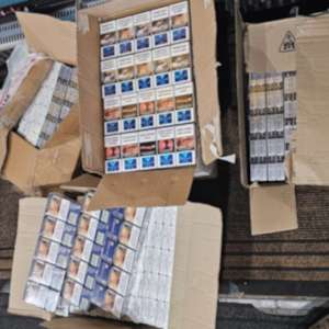 Țigări de contrabandă, disimulate în colete, descoperite într-un autocar, la controlul de frontieră