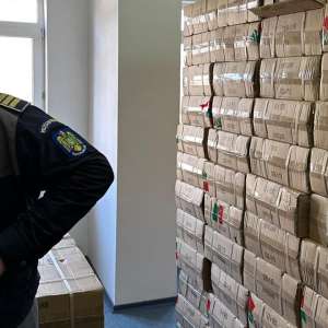 Peste 2.700 perechi de încălțăminte susceptibile a fi contrafăcute, descoperite într-un ansamblu rutier în PTF Turnu Măgurele