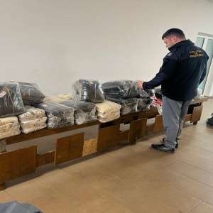 Bunuri susceptibile a fi contrafăcute în valoare de peste 130.000 lei, confiscate de poliţiştii de frontieră de la PTF Vama Veche