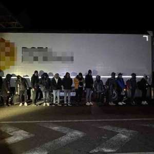 Optsprezece cetăţeni străini,  depistați în tentativă de trecere ilegală a frontierei